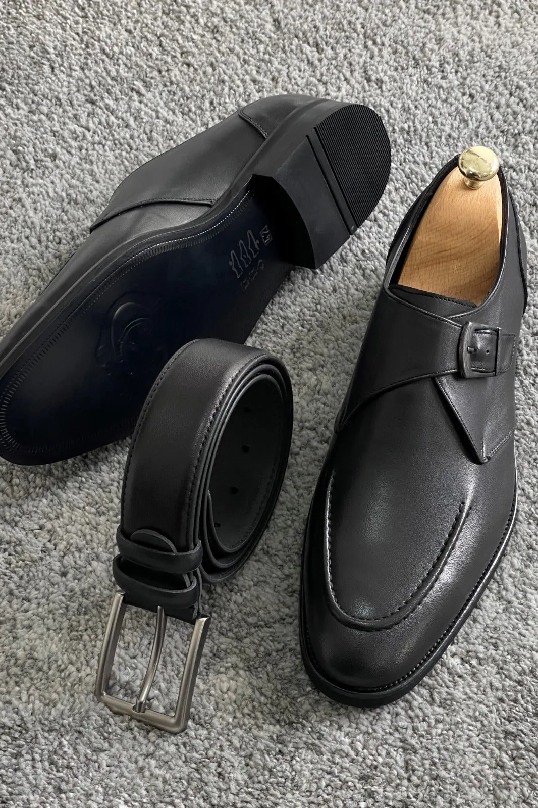 Louis Buckle Detailed Black Leather Classic Shoes