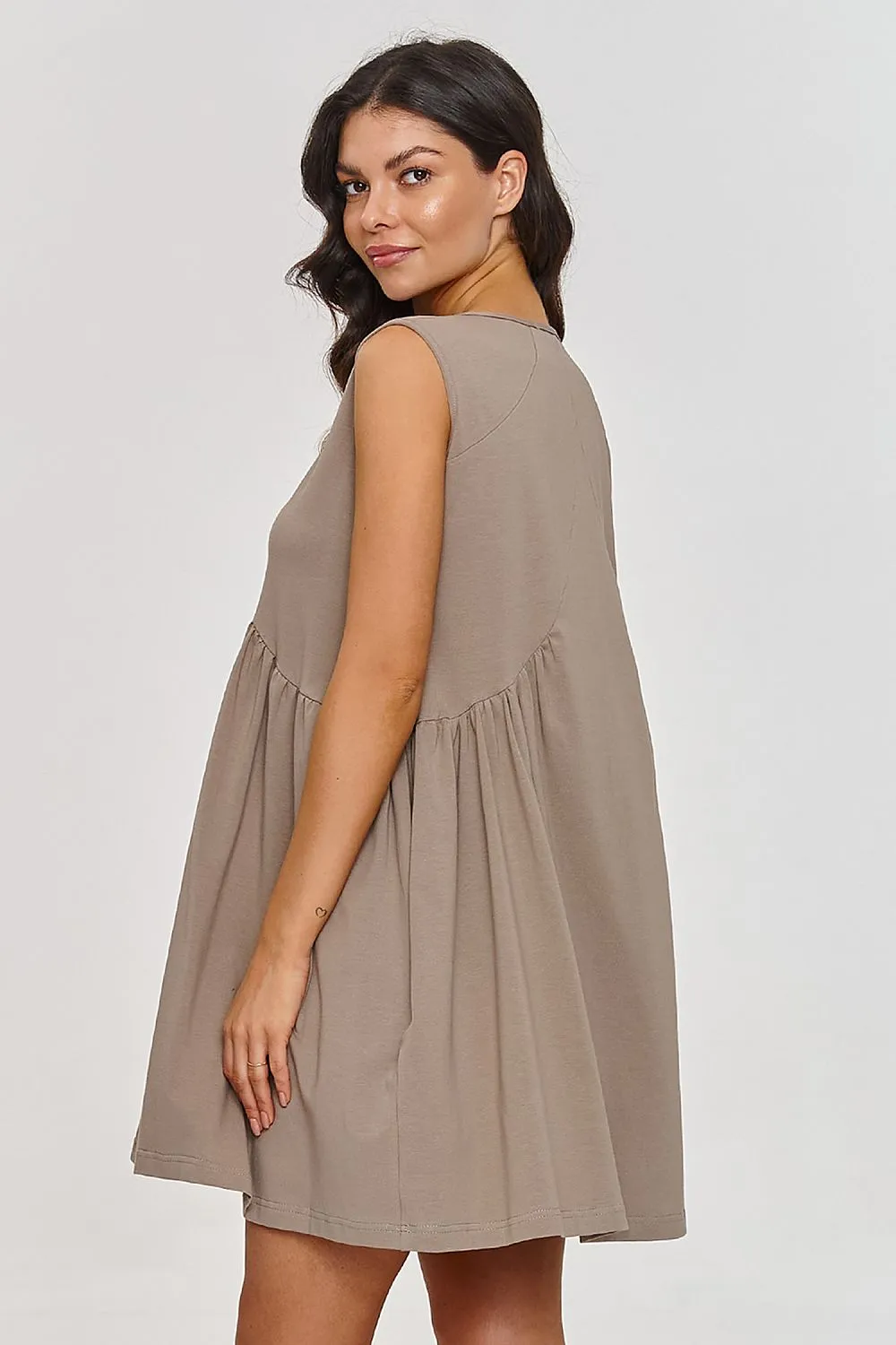 V-neck sleeveless trapeze dress