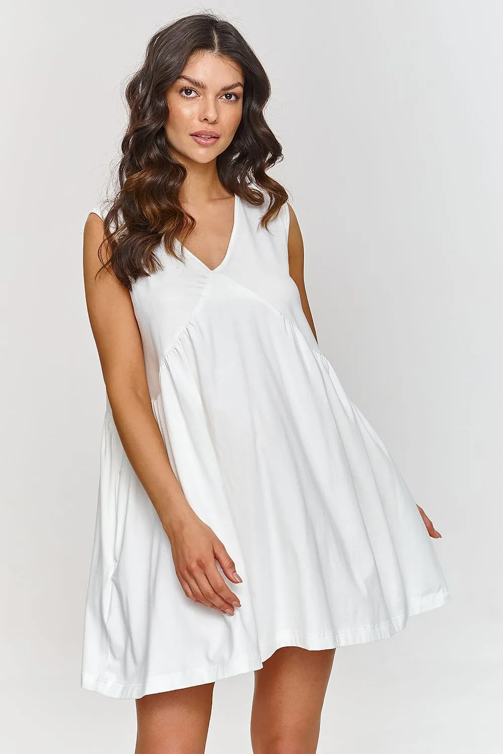 V-neck sleeveless trapeze dress