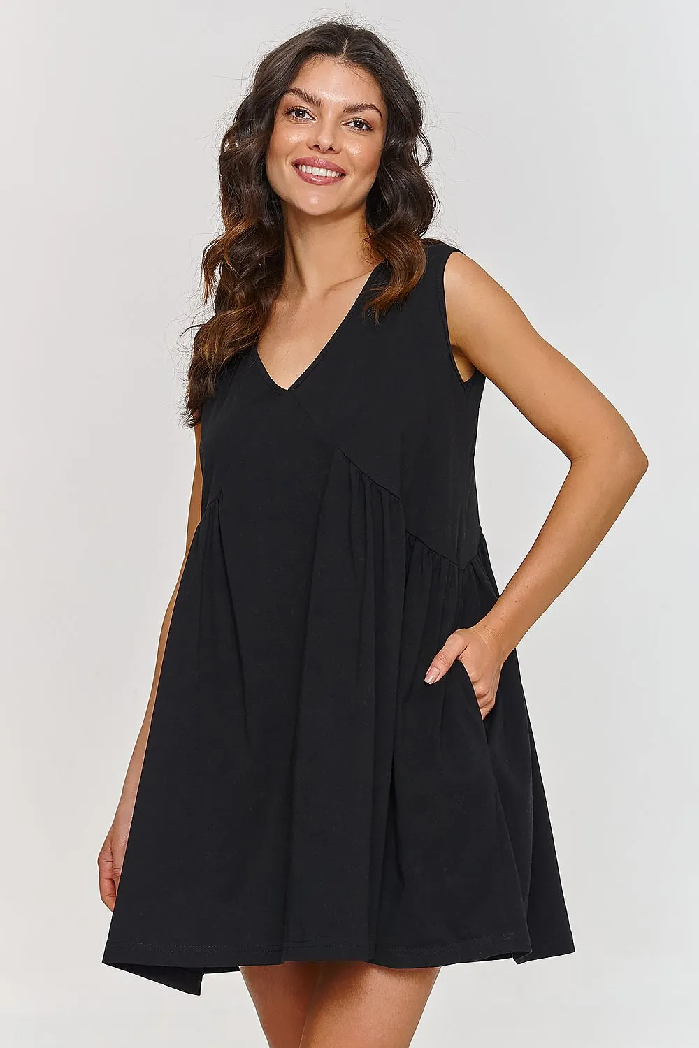 V-neck sleeveless trapeze dress