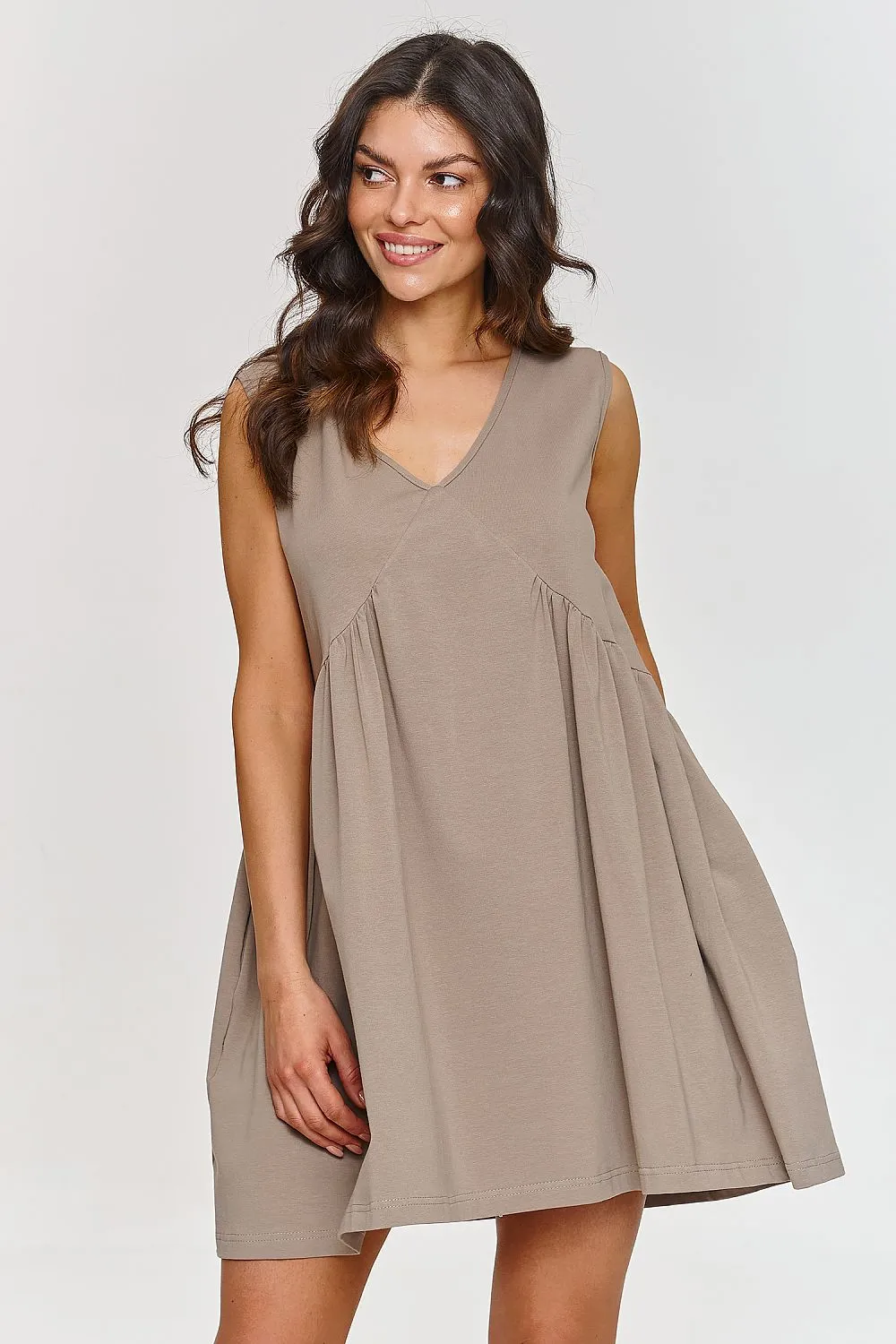 V-neck sleeveless trapeze dress