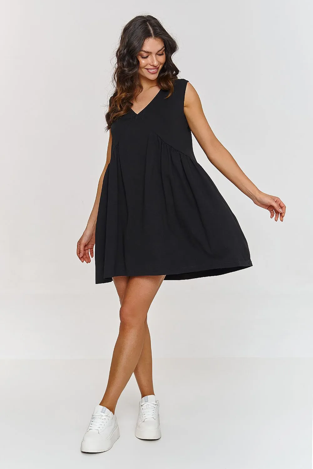 V-neck sleeveless trapeze dress