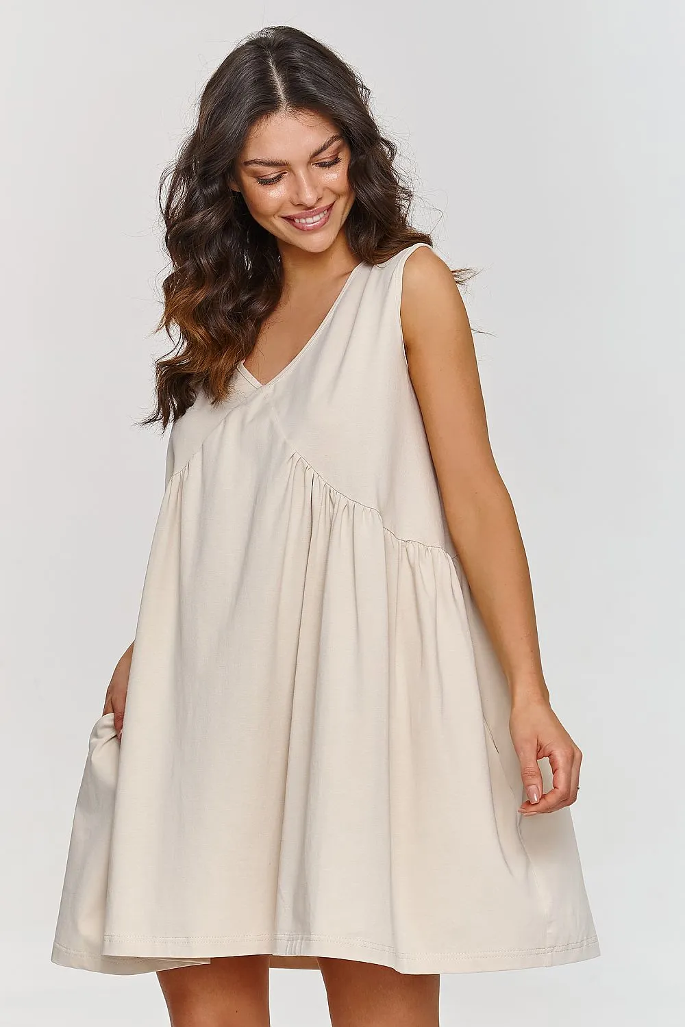 V-neck sleeveless trapeze dress
